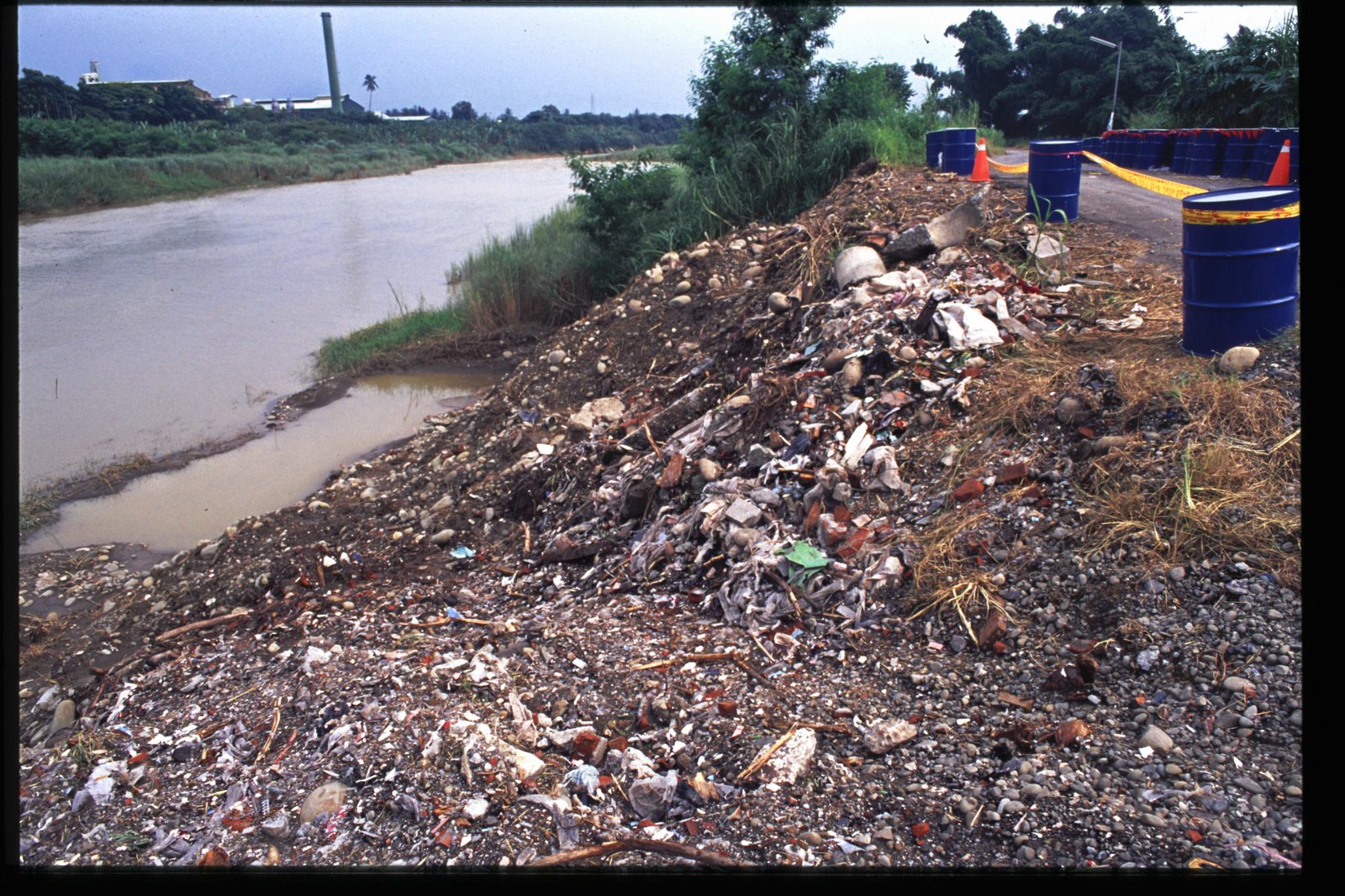Image:旗山溪污染，200百萬人飲水遭毒化.jpg