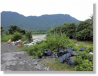 Image:在高屏溪上游常見廢棄物傾倒在溪邊。.jpg